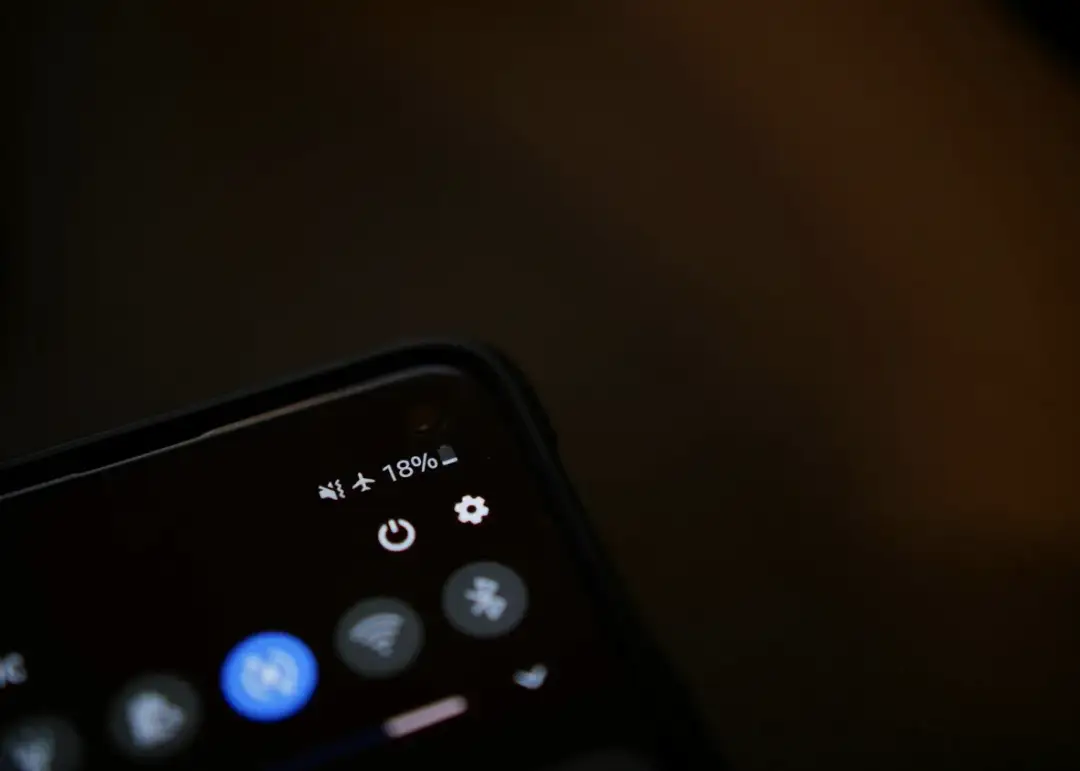 Używanie telefonu w samolocie – co wolno, a czego lepiej unikać?