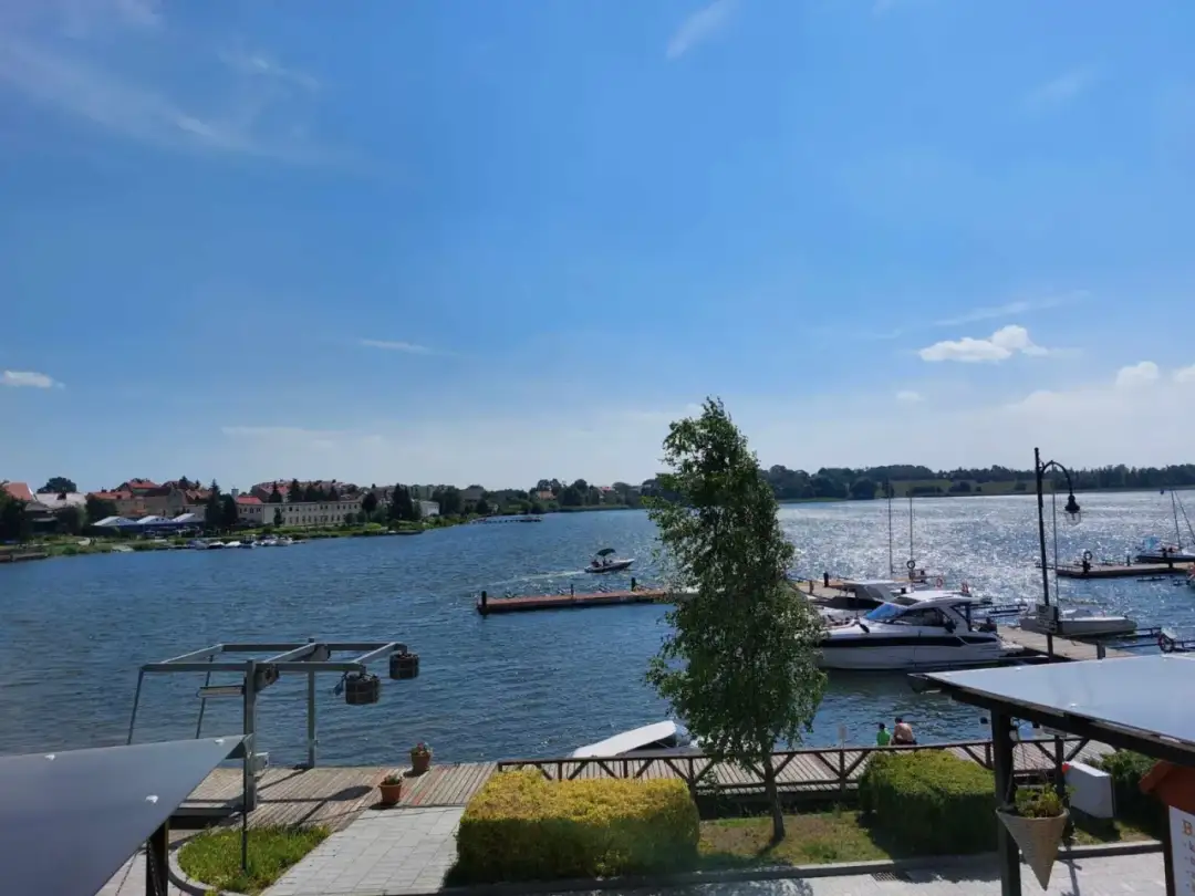 Pokoje nad jeziorem w Rynie – idealne miejsce na wymarzone wakacje