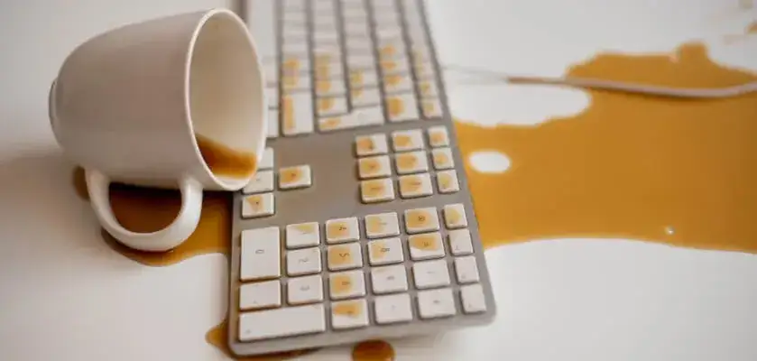 Zalana klawiatura komputerowa? Dowiedz się, jak ją naprawić krok po kroku