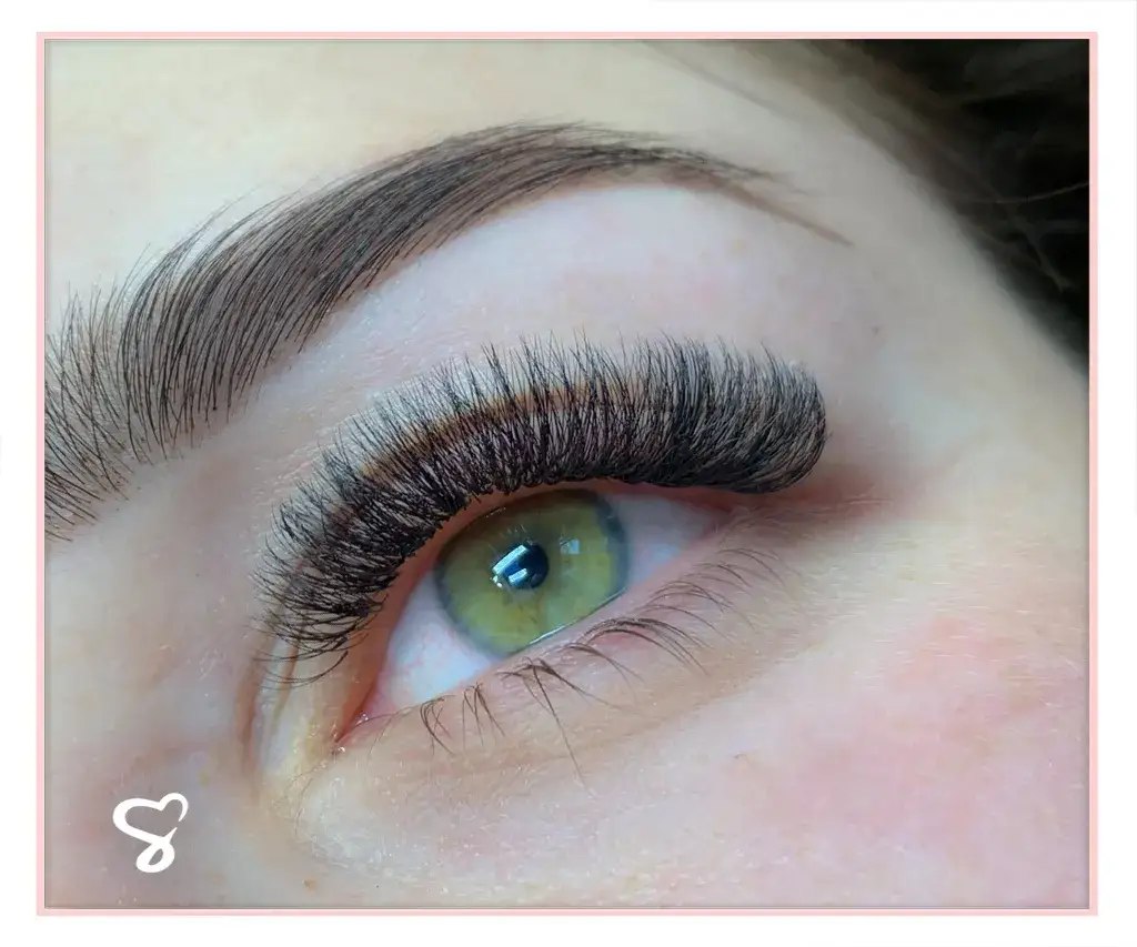 Jak dbać o przedłużane rzęsy, aby uniknąć ich uszkodzenia?