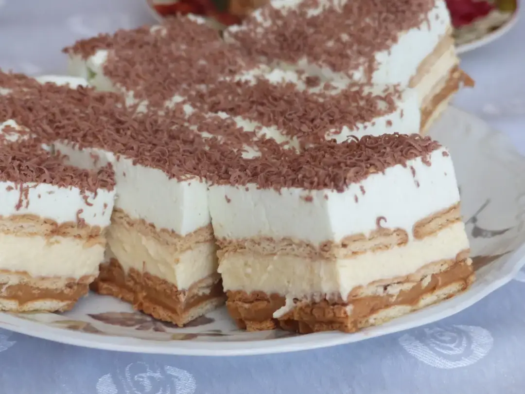 Ciasto na herbatnikach bez pieczenia - przepis na proste ciasto