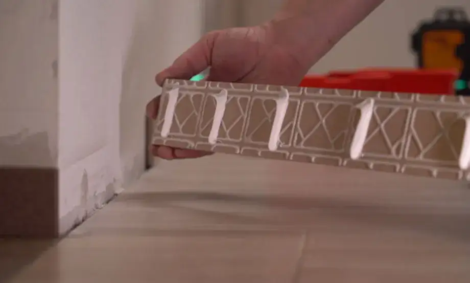 Czym przykleić listwy podłogowe? Najlepsze kleje i porady montażowe