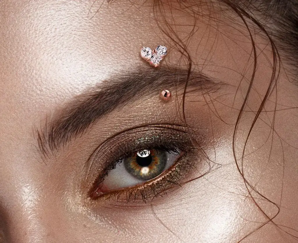 Ile kosztuje piercing brwi? Ceny, które mogą cię zaskoczyć