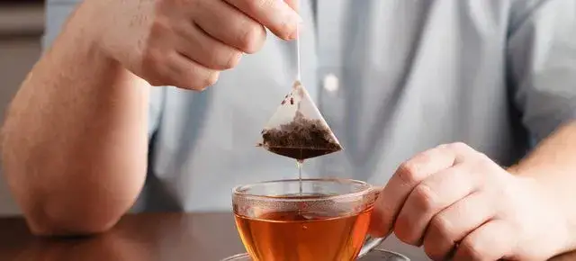 Czy można pić herbatę do posiłku? Poznaj prawdę i uniknij poważnych błędów