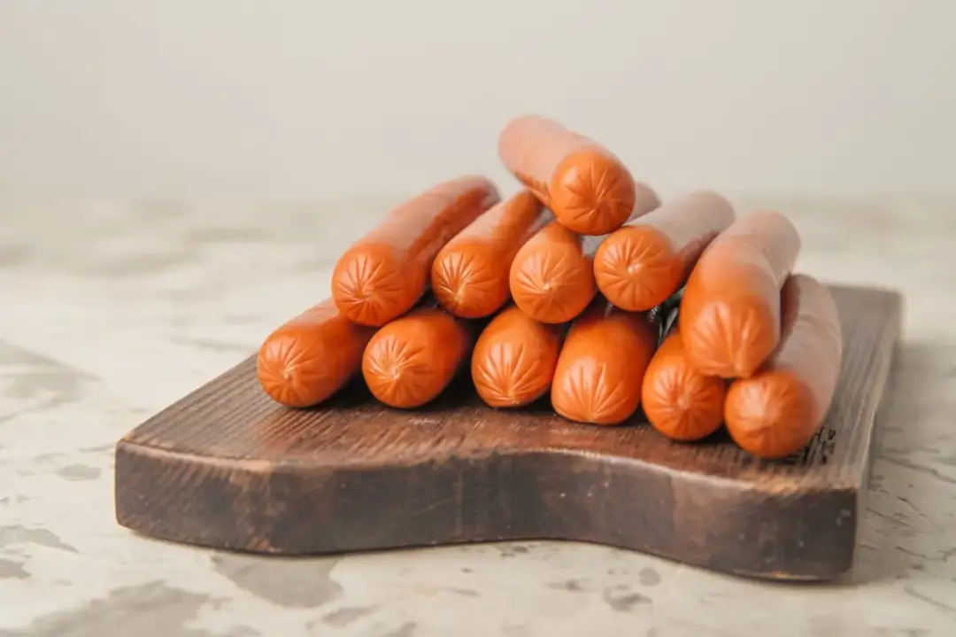 Ile kcal ma parówka? Poznaj kaloryczność różnych rodzajów