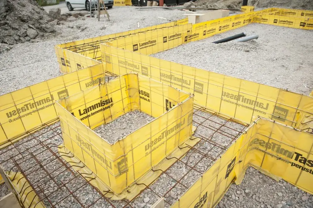 Szalunek tracony ławy fundamentowej: zalety i zastosowanie