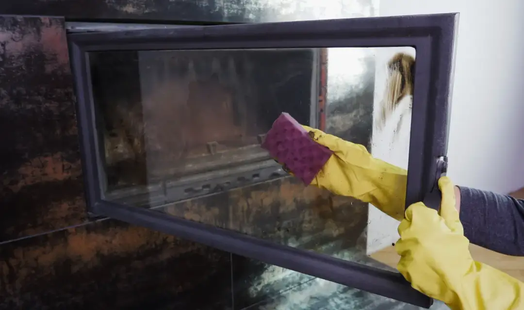 Skuteczne sposoby na czyszczenie szyby w kominku bez wysiłku