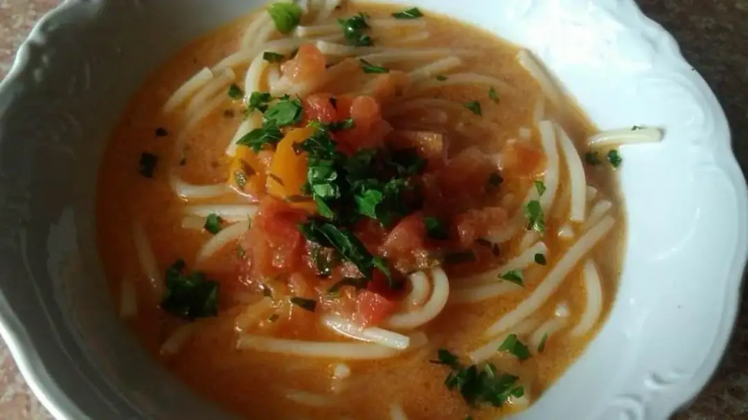 Zupa pomidorowa jak u babci – przepis na smak dzieciństwa, który zachwyca