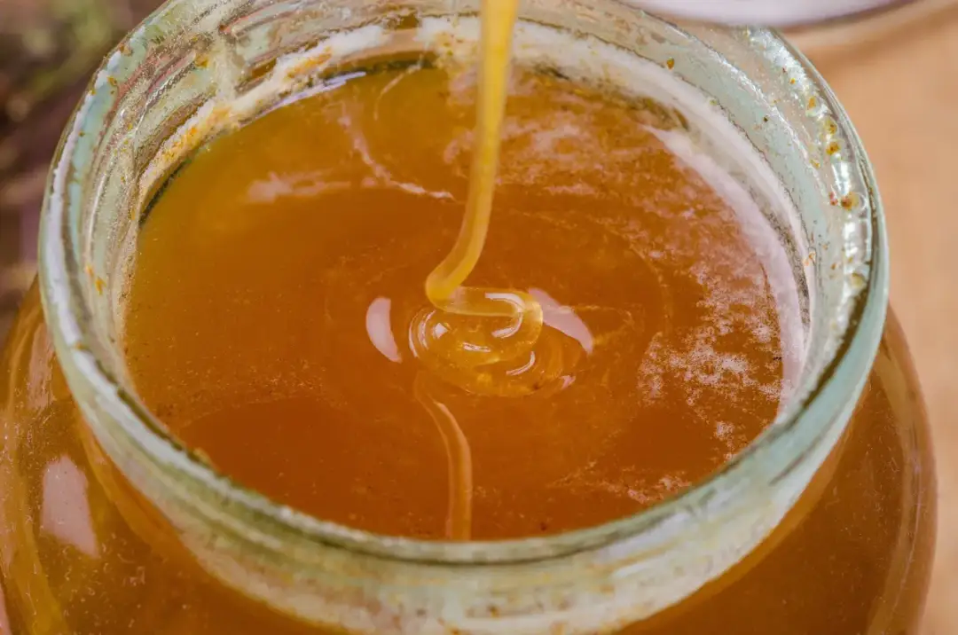 Czy miód ma cukier? Wszystko o naturalnych cukrach w miodzie i ich wpływie na zdrowie