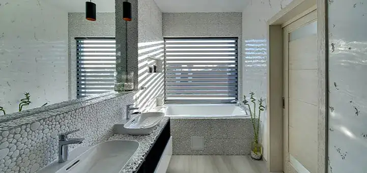 Jakie rolety do łazienki wybrać? 5 najlepszych opcji na 2025