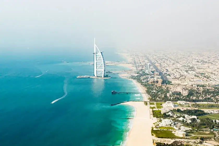 Ile trwa lot Warszawa Dubaj? Poznaj czynniki wpływające na przelot