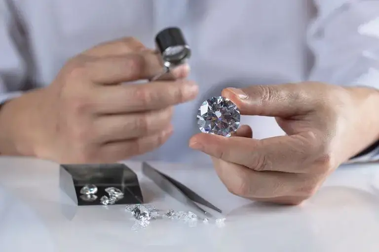 Ile naprawdę kosztuje diament w skupie? Sprawdź, jak nie stracić na sprzedaży!