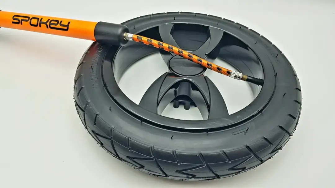 Jak napompować koła w wózku inwalidzkim: praktyczny poradnik dla opiekunów