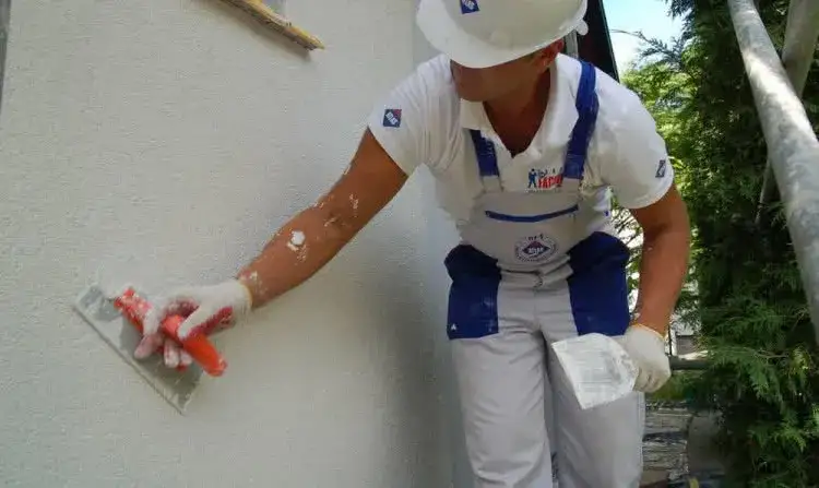 Jak wykonać tynki elewacyjne bez błędów – krok po kroku do sukcesu