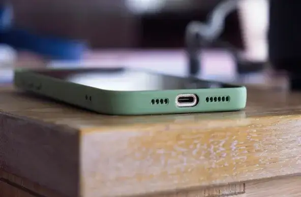 Jak prawidłowo wyczyścić port ładowania smartfona