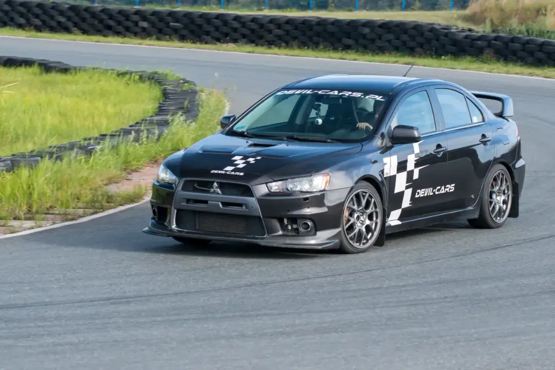 Tor wyścigowy w okolicach Warszawy — poczuj się jak zawodowy kierowca!