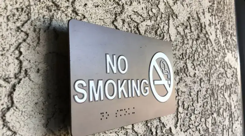 Czy można palić na balkonie w hotelu? Oto co musisz wiedzieć