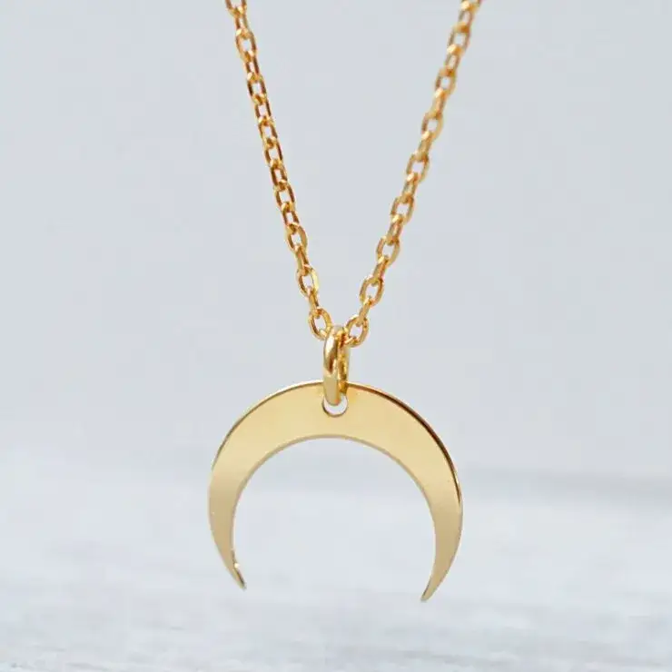 Naszyjnik z księżycem: duchowe znaczenie i symbolika amuletu