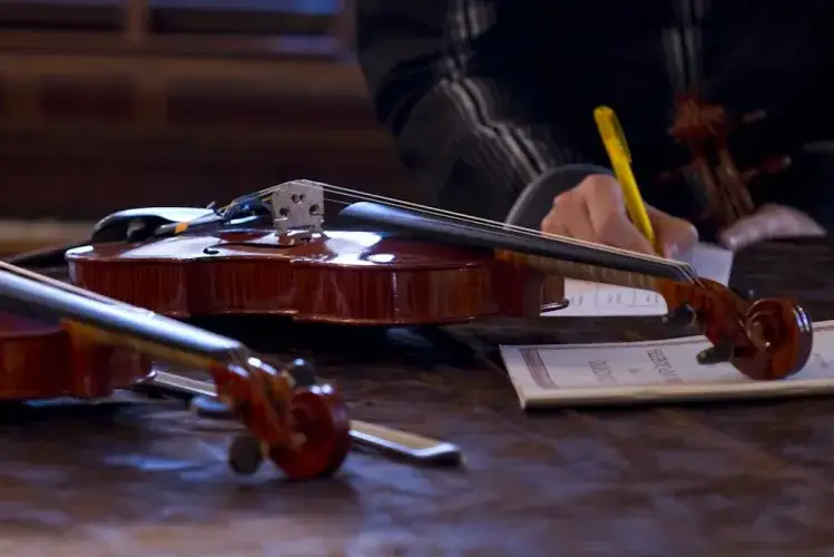 Grać pierwsze skrzypce – znaczenie, pochodzenie i przykłady użycia w zdaniach