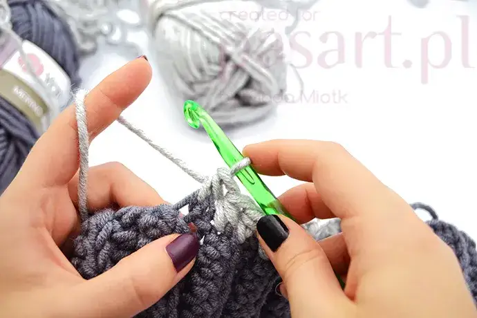 Jak zrobić czapkę zimową damską? Proste instrukcje krok po kroku