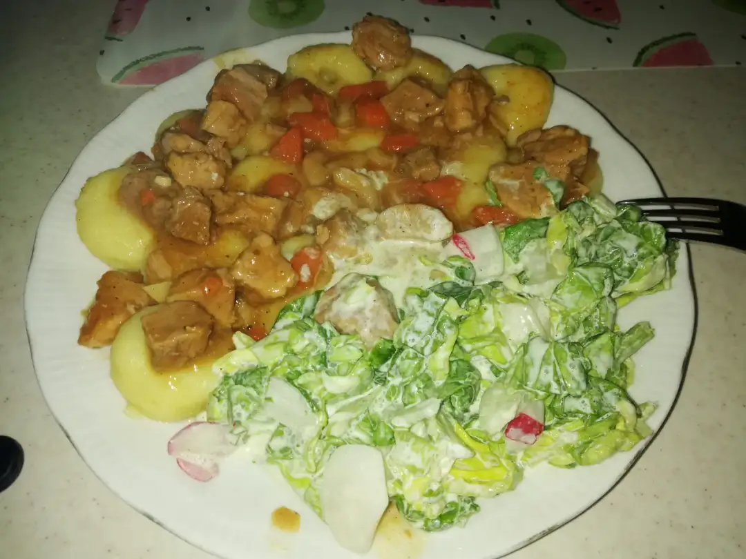 Idealne sałatki do klusek śląskich z sosem – zaskocz smakiem i wyglądem