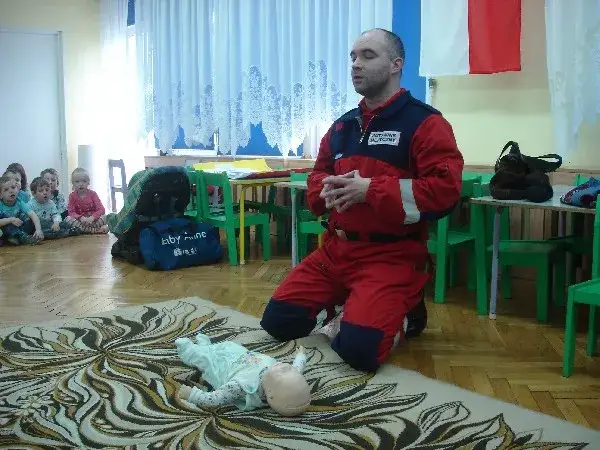 Jak zajęcia z ratownikiem medycznym w przedszkolu ratują życie dzieci