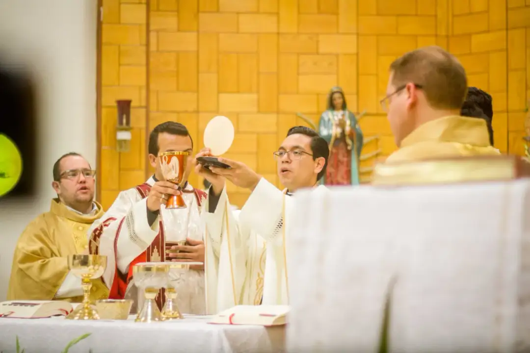 Msza święta kiedy wstawać - kluczowe momenty dla wiernych podczas liturgii