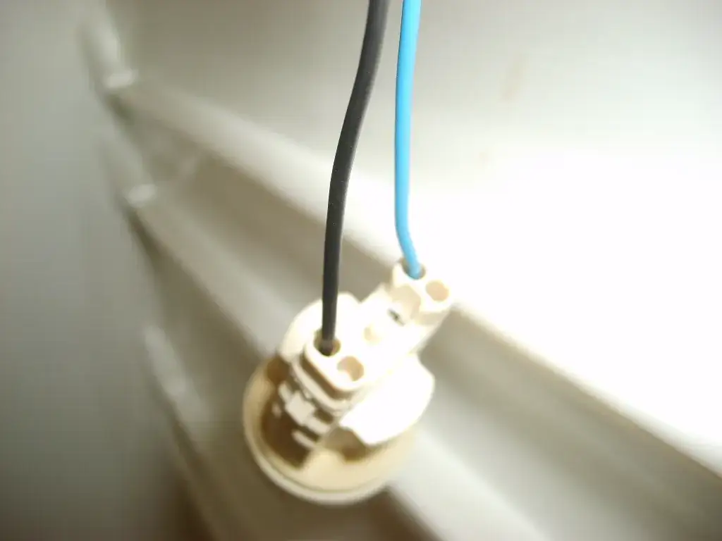 Jak wyjąć kabel z oprawki bez uszkodzeń - krok po kroku