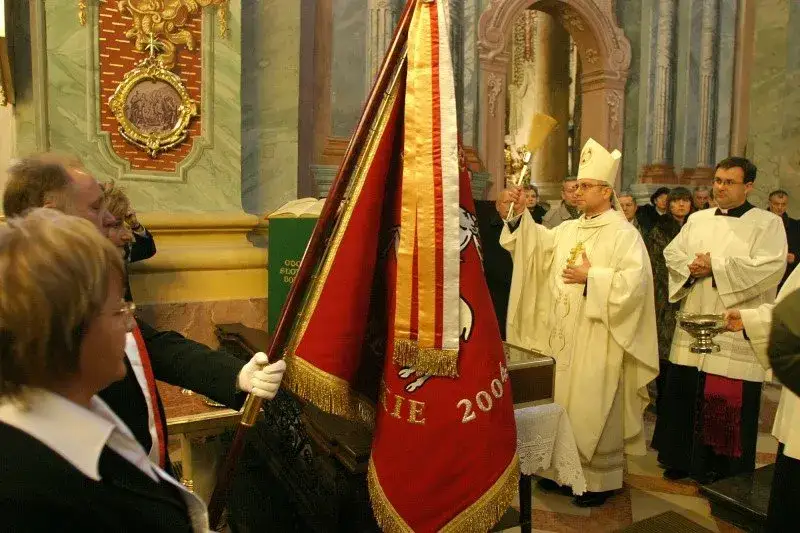 Czy 11 listopada idzie się do kościoła? Sprawdź, co mówi prawo kanoniczne