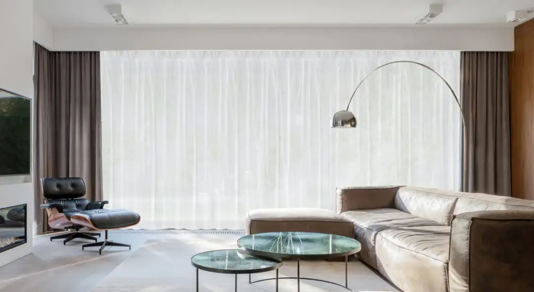 Jak dobrać firanki do salonu: 5 trików dla idealnego wnętrza
