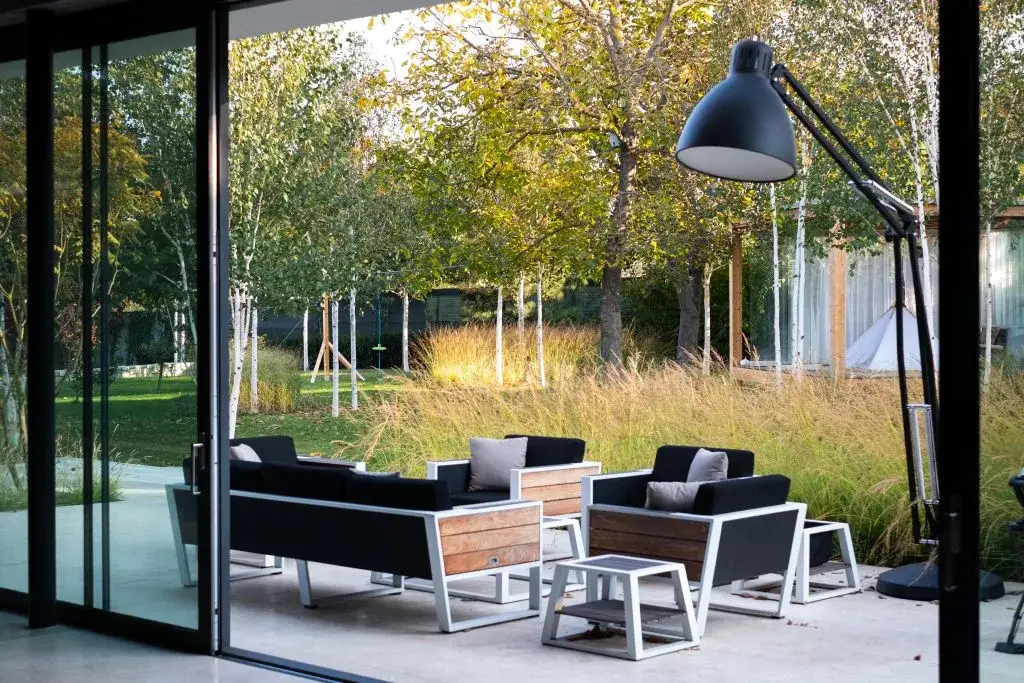 Ogród w którym hoduje się rośliny wieloletnie - jak uniknąć błędów w pielęgnacji