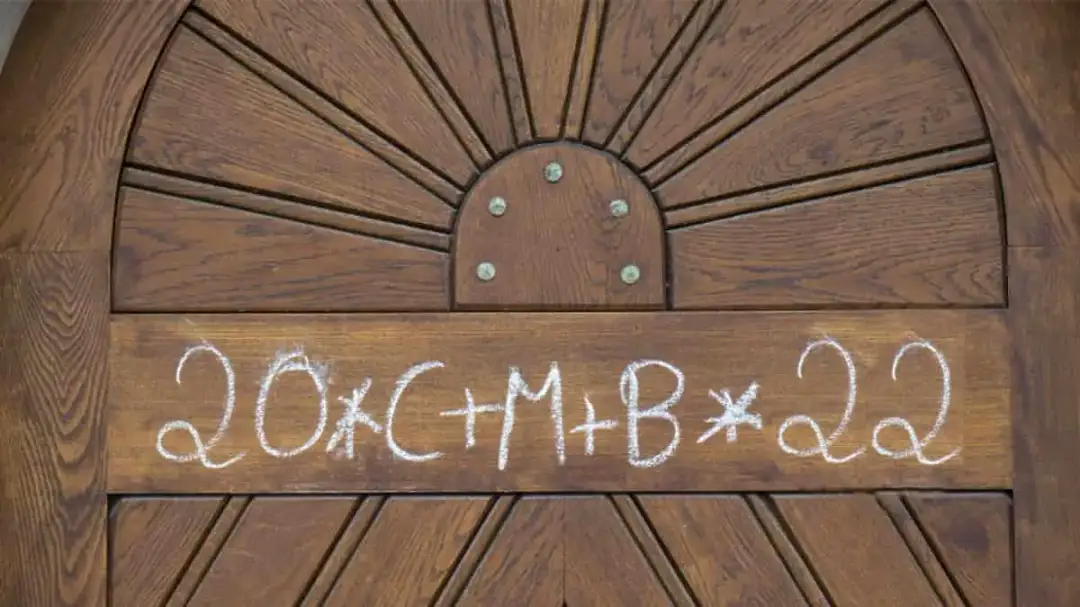 Jak napisać na drzwiach Trzech Króli, aby tradycja była pełna znaczenia