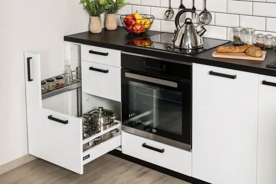 Jak dobrze zagospodarować szafki w kuchni i zaoszczędzić cenny czas