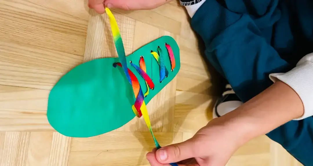 Jak szybko nauczyć dziecko wiązać buty w zabawny sposób