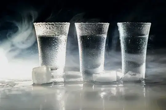 Czy chłodzić whisky? Poznaj wpływ na smak i aromat trunku