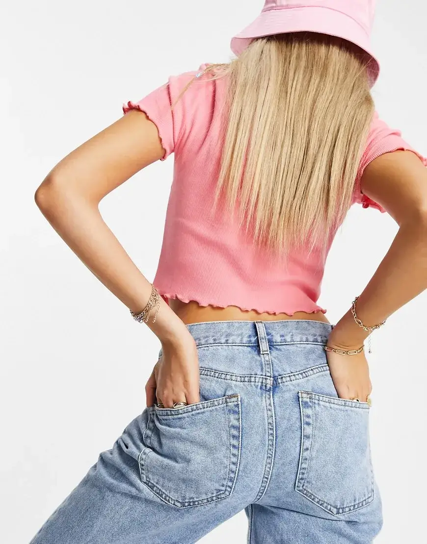 Spodnie w stylu lat 90: Odkryj trendy, które musisz znać