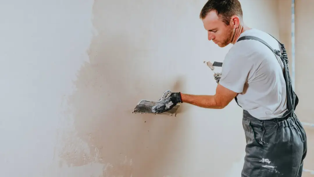Tynki ręczne: poznaj koszty i ceny za metr kwadratowy