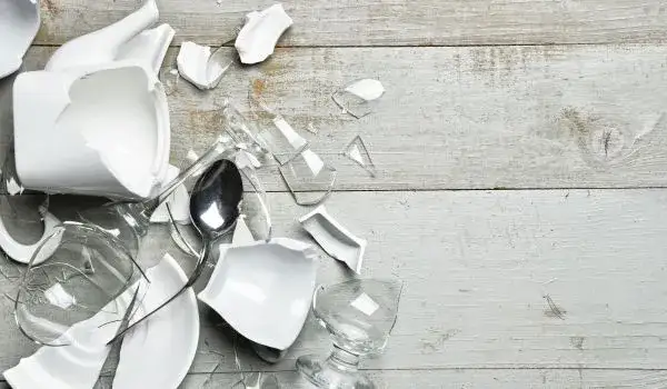 Gdzie wyrzucić potłuczone szkło, aby uniknąć niebezpieczeństwa i kłopotów?