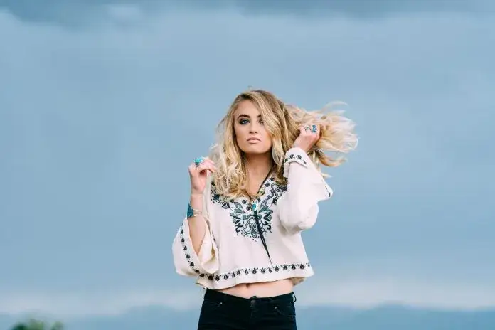 Stylizacja włosów inspirowana serialowymi ikonami - zajrzyj na vider po inspiracje