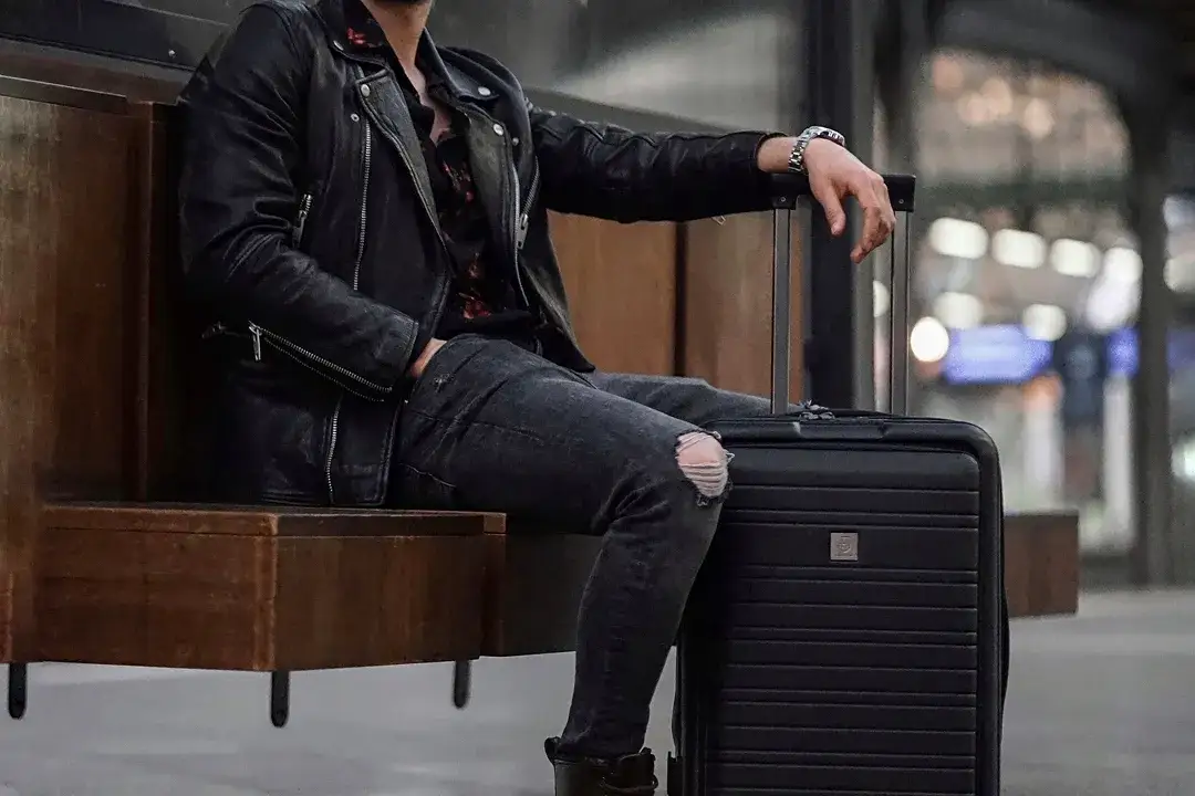 Co można zabrać do samolotu w bagażu głównym - uniknij problemów