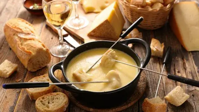 Ingrédients indispensables pour une fondue savoyarde réussie