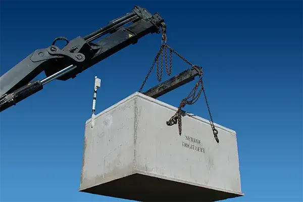 Szambo betonowe czy oczyszczalnia – co wybrać, by uniknąć kosztów i problemów?