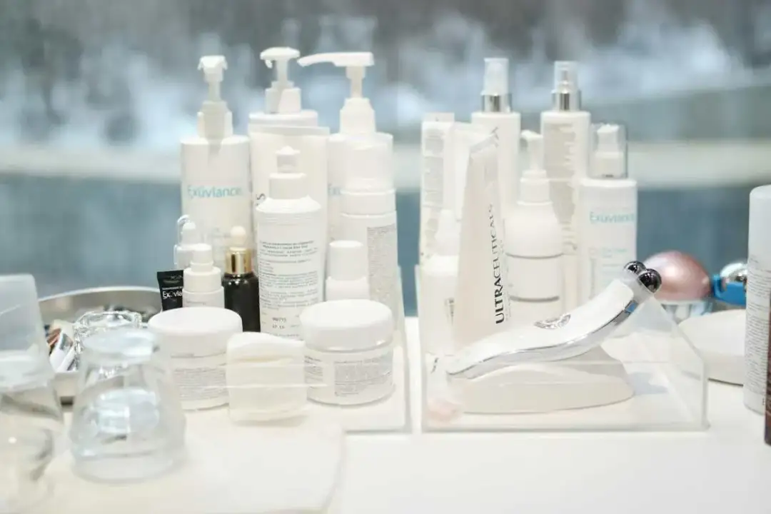 Zamienniki alkoholu etylowego w kosmetykach – dlaczego gliceryna i glikol są lepszym wyborem?