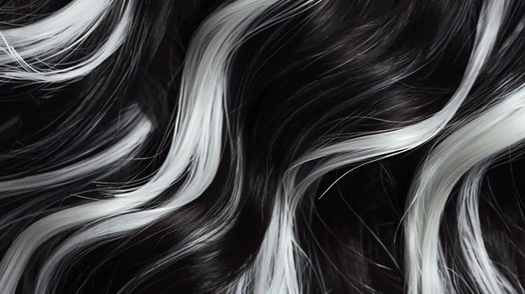 Białe pasemka: Jak rozjaśnić ciemne włosy bez zniszczeń?