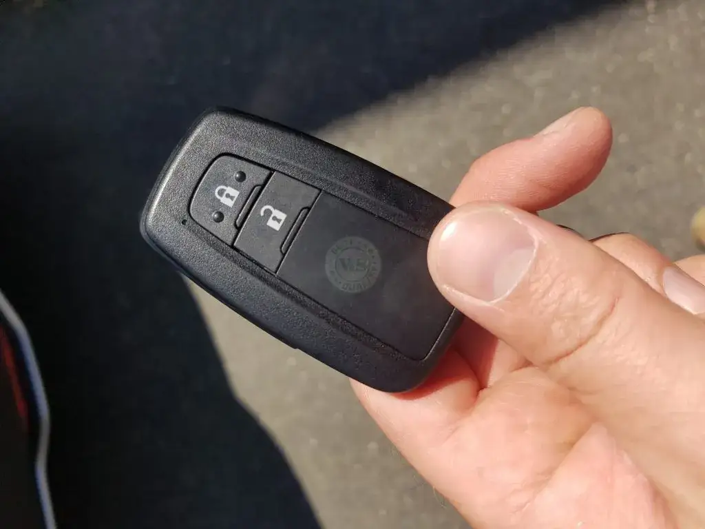Jak działa inteligentny kluczyk Toyota? Przewodnik po nowoczesnym systemie Smart Key