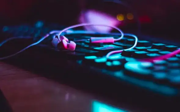 Ewolucja muzyki w grach online: od podstawowych efektów dźwiękowych do pełnowymiarowych ścieżek dźwiękowych