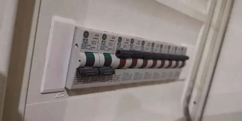 Jak ładować samochód elektryczny w domu bez zbędnych kosztów?