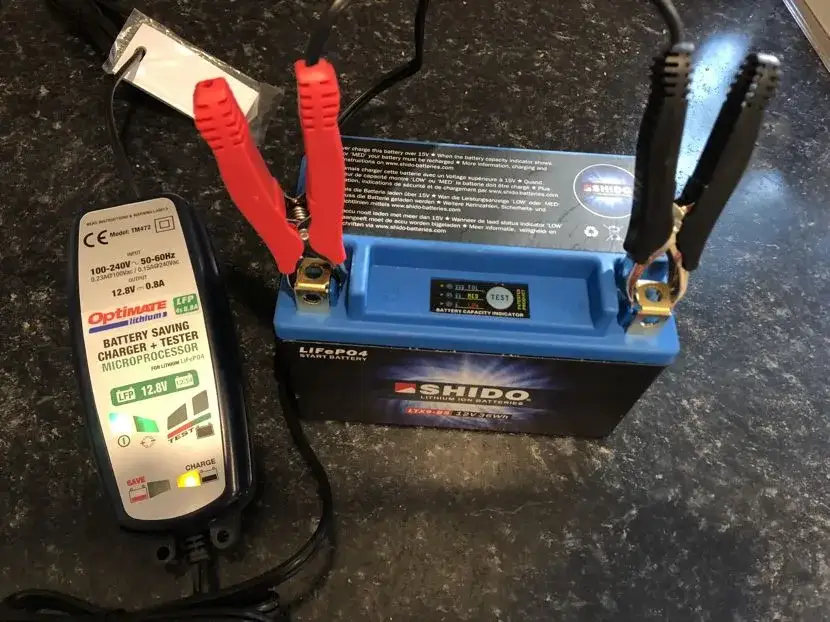 Jakim prądem ładować akumulator motocyklowy, by uniknąć uszkodzeń? Praktyczne porady