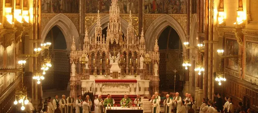 Triduum paschalne ile trwa msza? Czas trwania i znaczenie każdej mszy