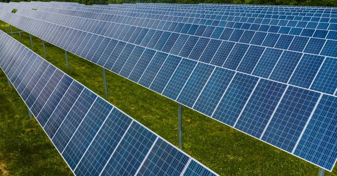 Ile zarobisz na sprzedaży energii z fotowoltaiki w 2025? Kalkulacje